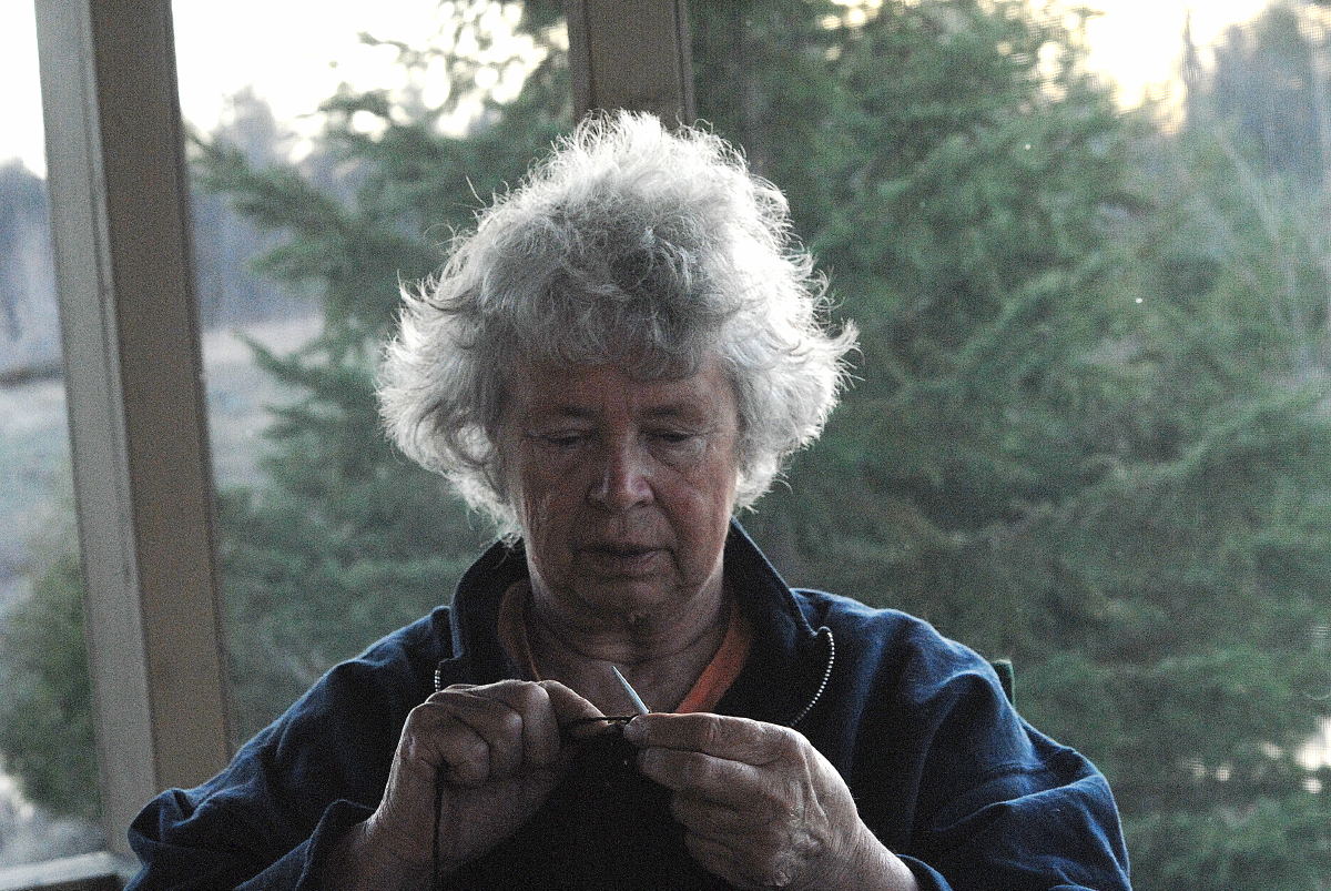 Hedy Muysson knitting, 2007