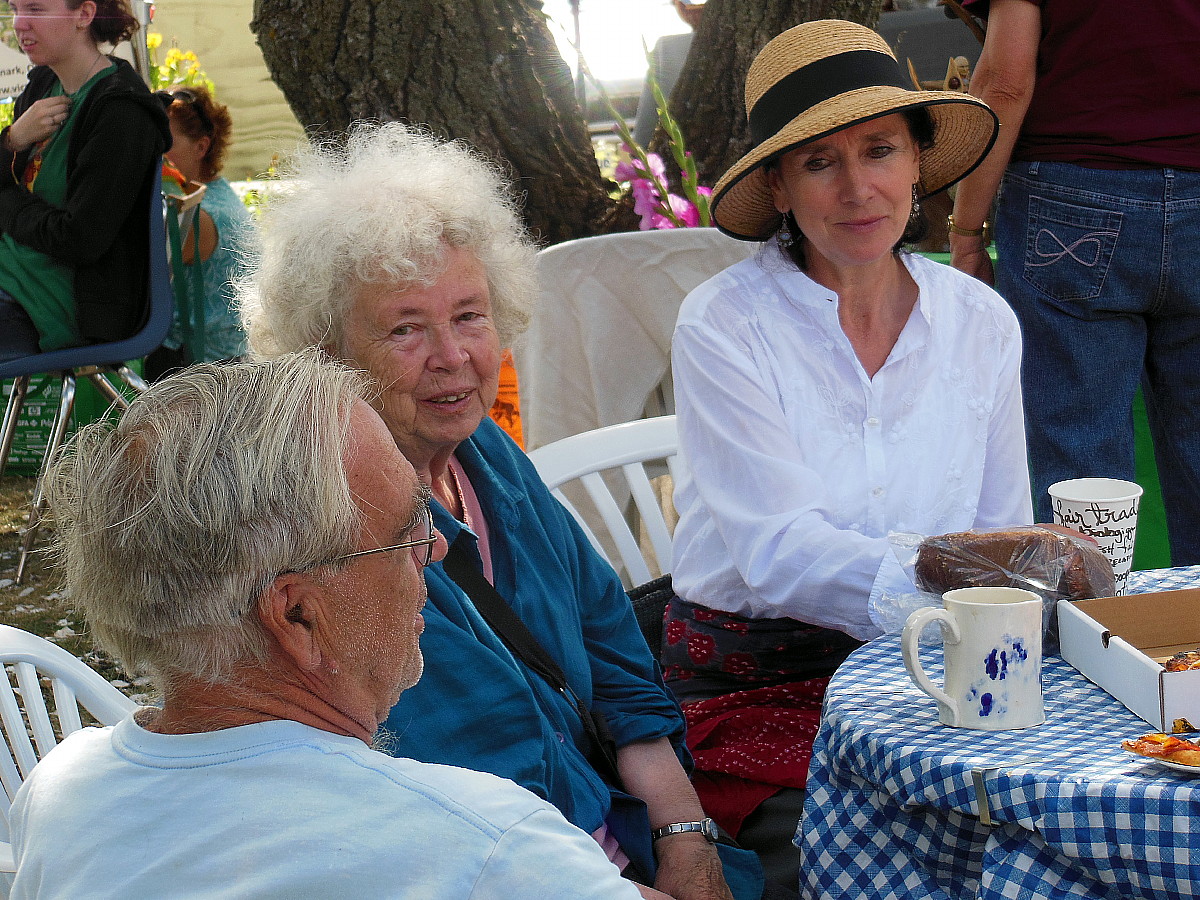 Hedy Muysson with friends at the farmers market in 2012